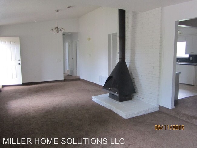 Building Photo - 3 br, 1 bath House - 2504 SE 46th St