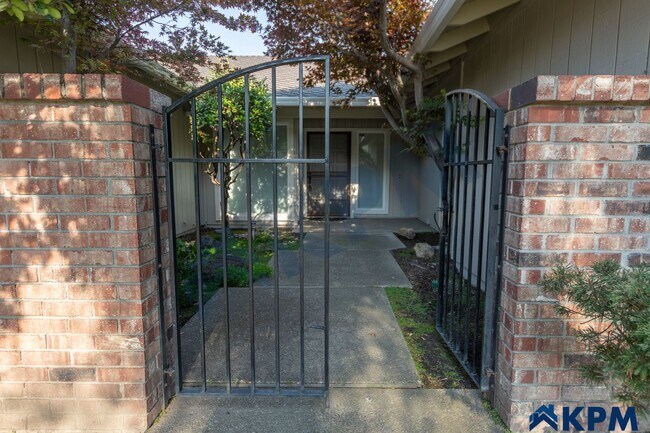 Building Photo - Waterfront North Lake Home for Rent