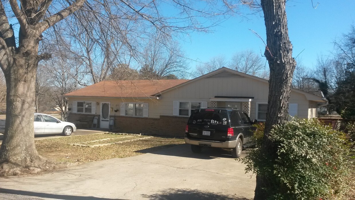 Primary Photo - 136 Cowan St