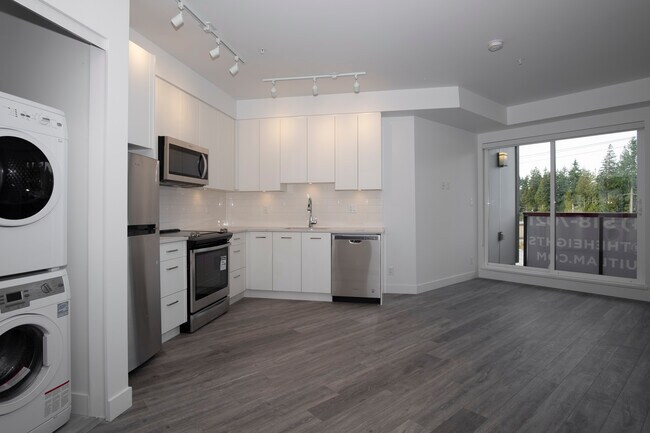 Building Photo - 951 Charland Av