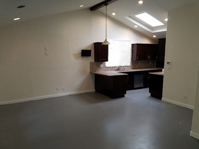 Building Photo - 708 Westmount Dr