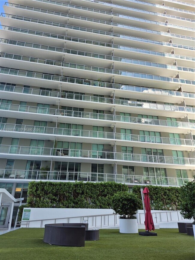 Building Photo - 1111 SW 1st Ave