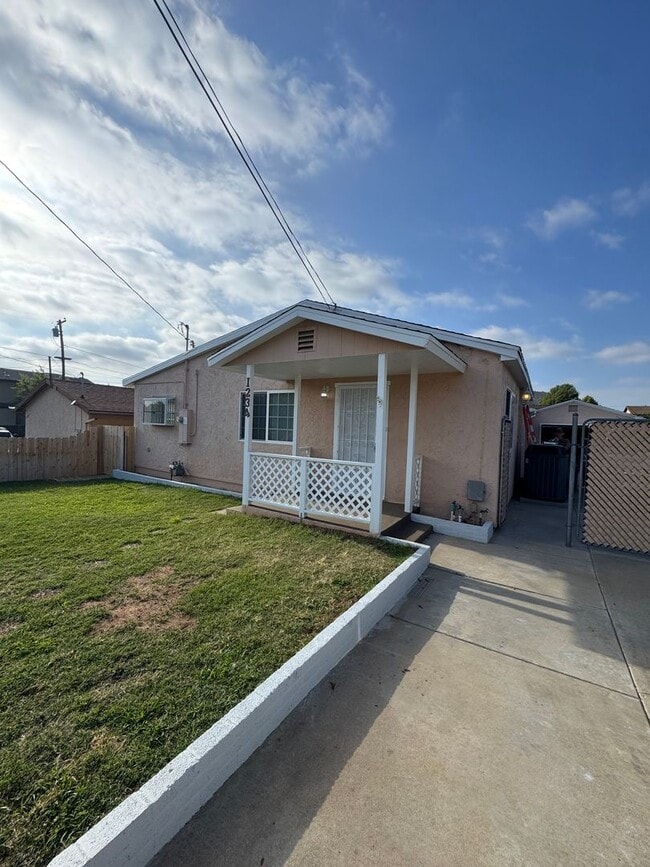 Building Photo - 5 Bedroom, 3.5 Bath, Beautiful 1,856 SQ FT...