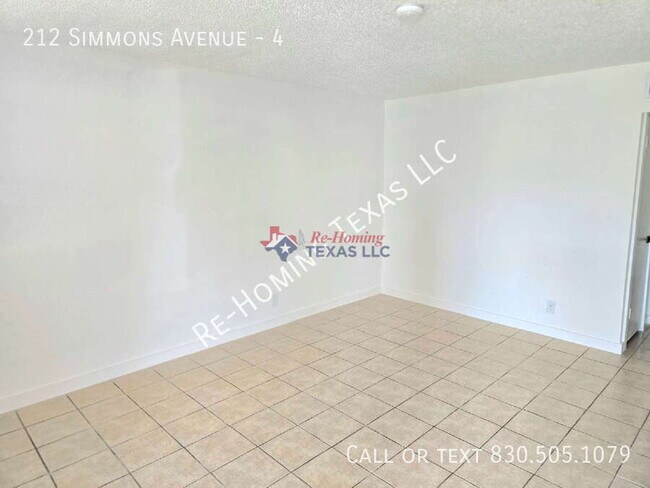 Foto del edificio - 212 Simmons Ave