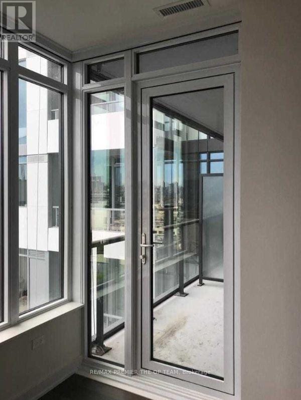 Building Photo - 576 Front St W