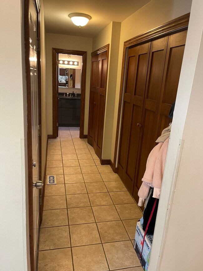 Building Photo - 1625 Estate Cir