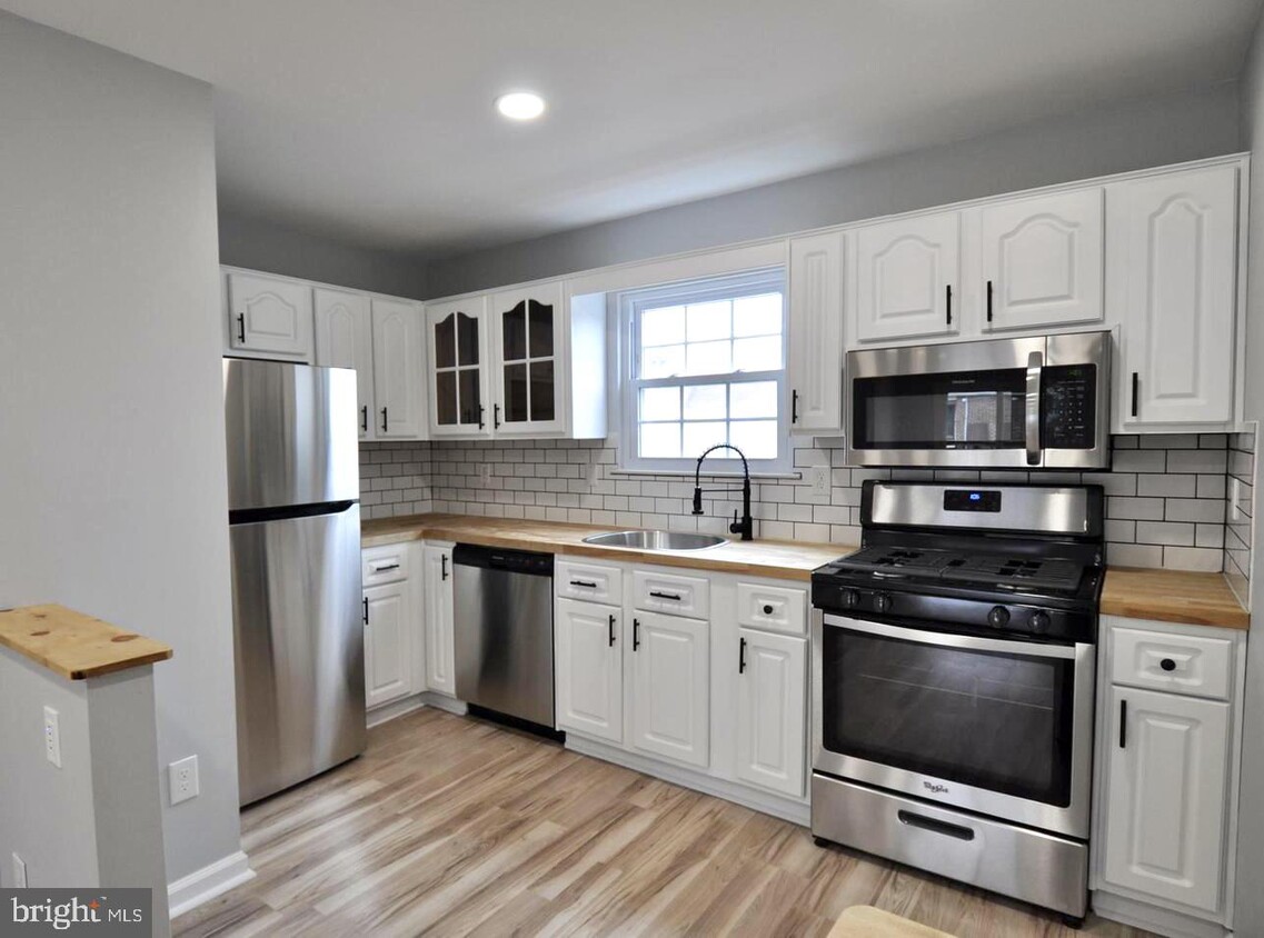 Primary Photo - 104 Sandstone Ct