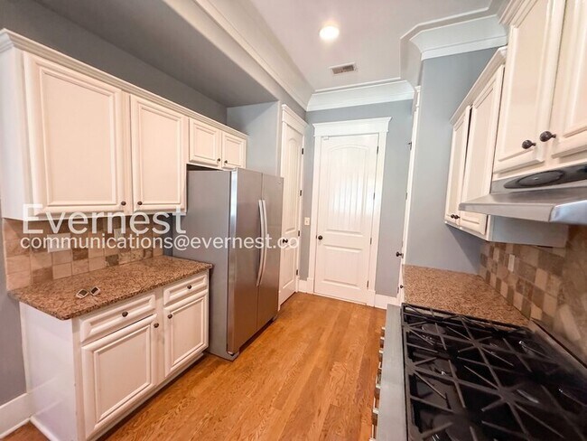 Foto del edificio - Comfort Meets Modern Convenience with Fireplace / 3 Beds & 2.5 Bath / Available Now