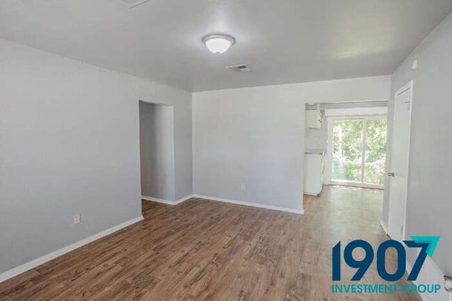 Building Photo - Charming 3-Bedroom Home in Del City - Read...