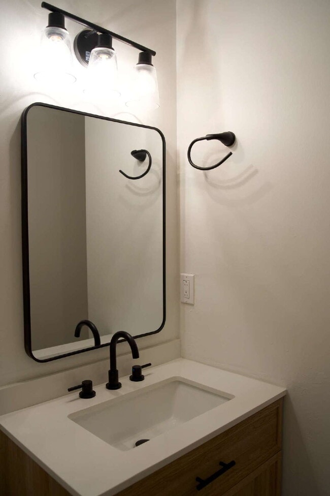 Foto del edificio - 2 Bedroom 2 1/2 bath in the Lakes Townhome Community! Complete Remodel!