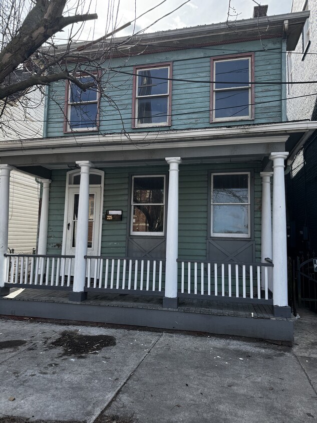 Primary Photo - 225 W Martin St