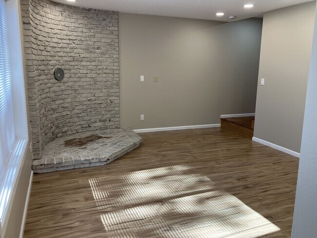 Foto del edificio - 187-189 Stoneway Dr NW