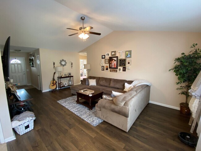 Building Photo - Moore - Cute 3BR/2BA with Oversized Garage...