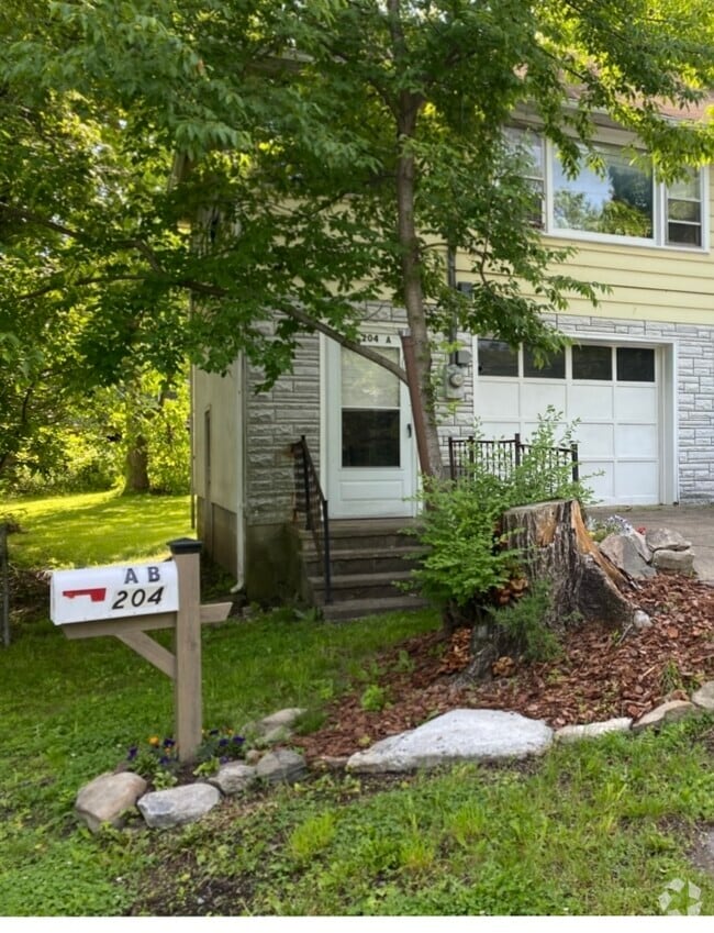 Building Photo - 204 Maple Ave