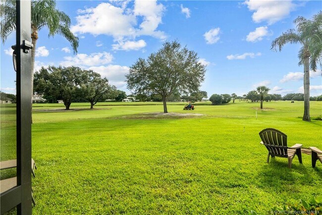 Building Photo - 856 Country Club Dr