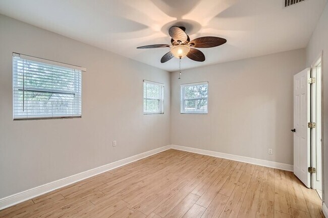 Foto del edificio - 1362 Admiral Woodson Lane, Clearwater, FL,...