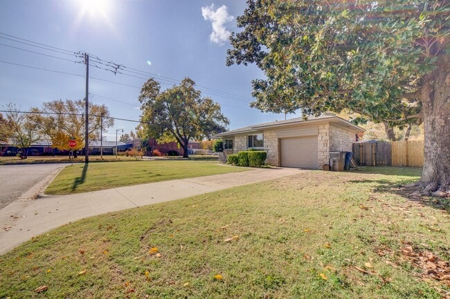 Building Photo - Beautiful 2BD/1BA next to River Parks / Co...