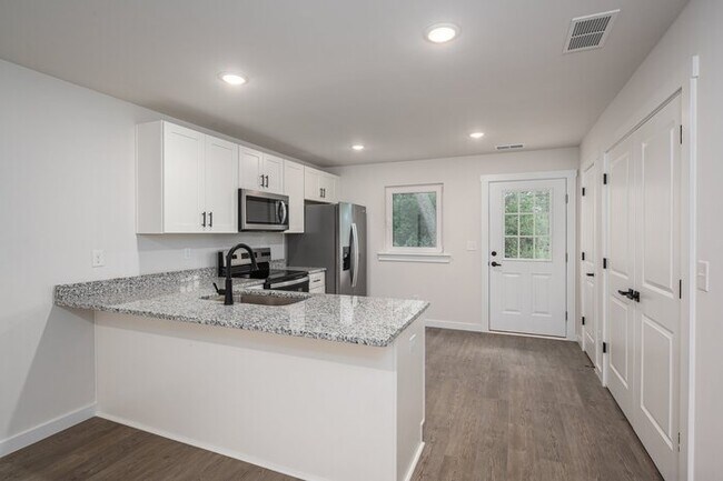 Foto del edificio - Live Brand-New in Hickory – Modern 3BR Tow...