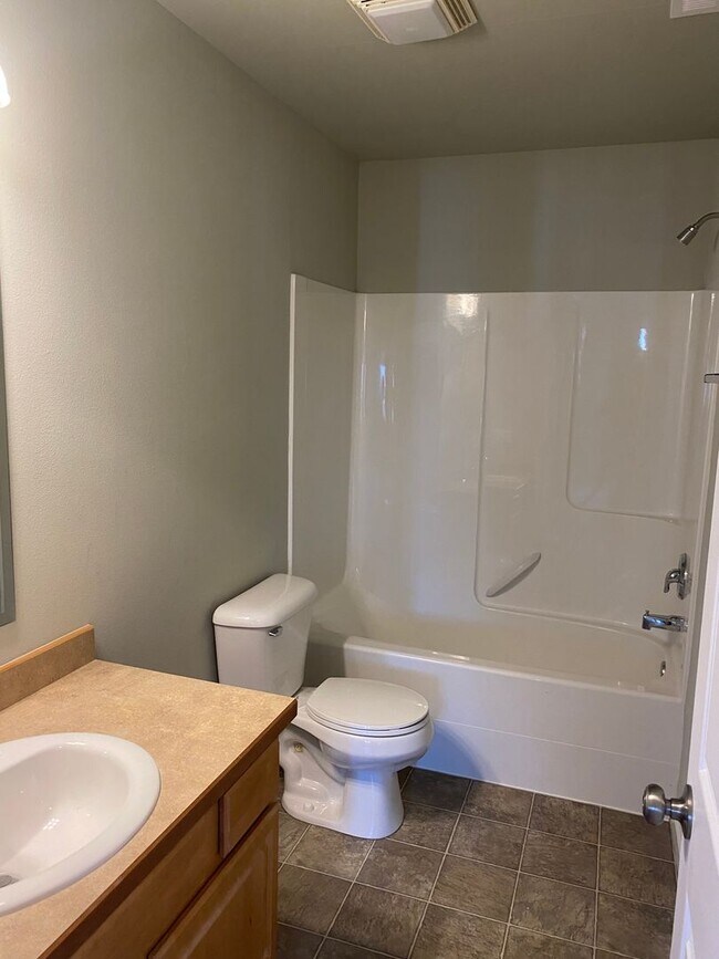 Foto del edificio - Spacious End Unit Condo