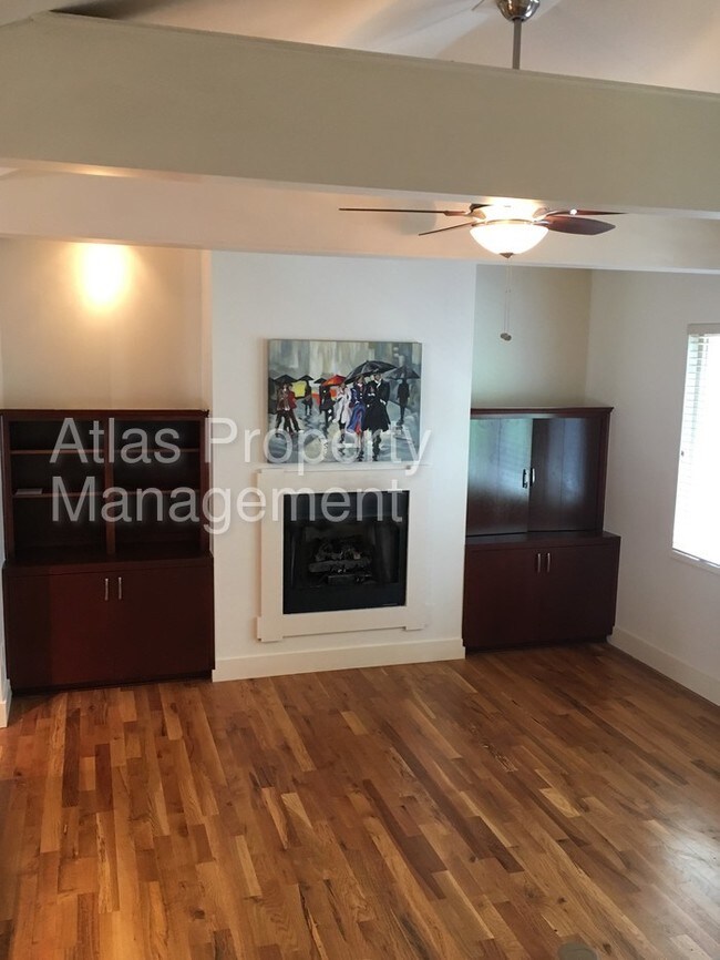 Foto del edificio - Cherry Street * Attached Garage * Wood Floors