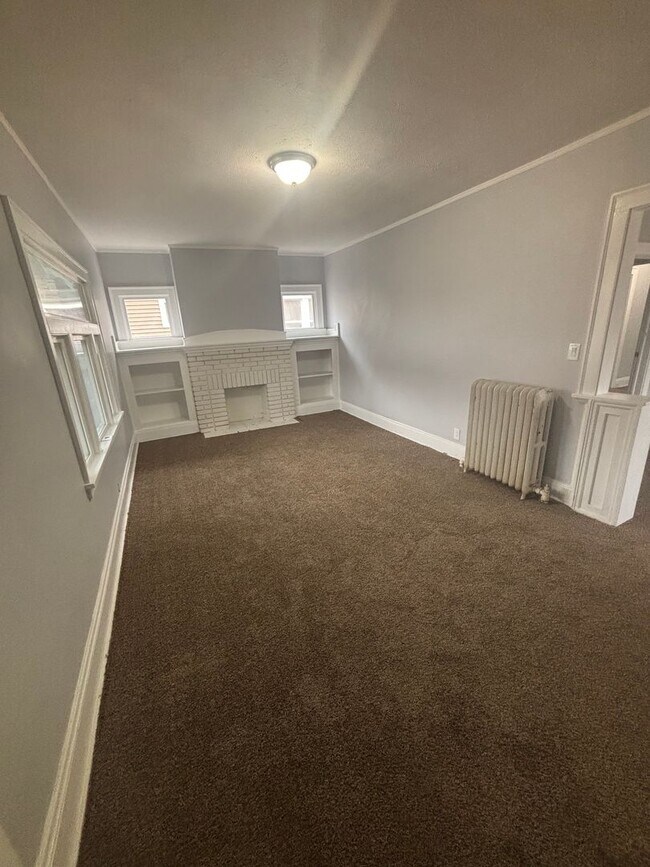 Building Photo - 5bd single Vouchers Only