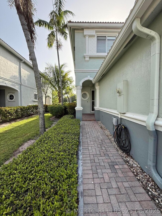 Foto del edificio - 2136 Oakmont Dr