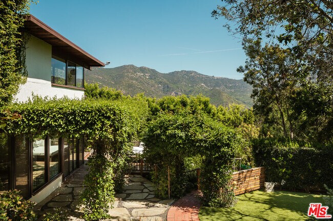 Foto del edificio - 26237 Fairside Rd