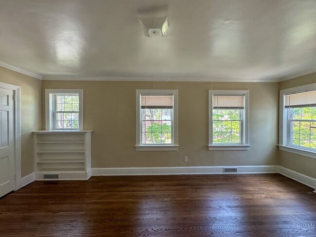 Building Photo - 512 1/2 Westmont Drive
