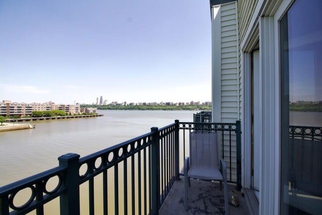 Building Photo - 340 The Promenade