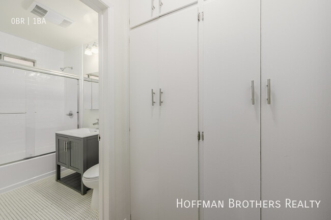 Building Photo - 2001 Beachwood Dr