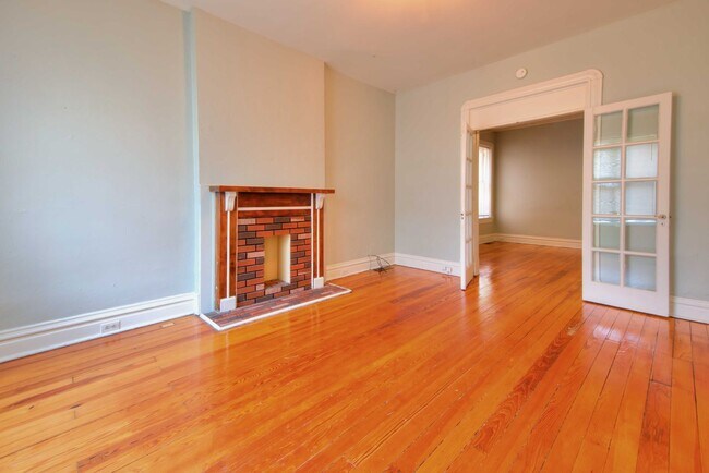 Foto del edificio - Very nice spacious 1 bedroom 1 bath with hardwood throughout and located in a great city neighbor...