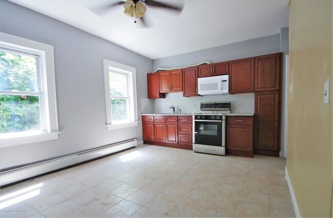 Building Photo - 208 Thorne St