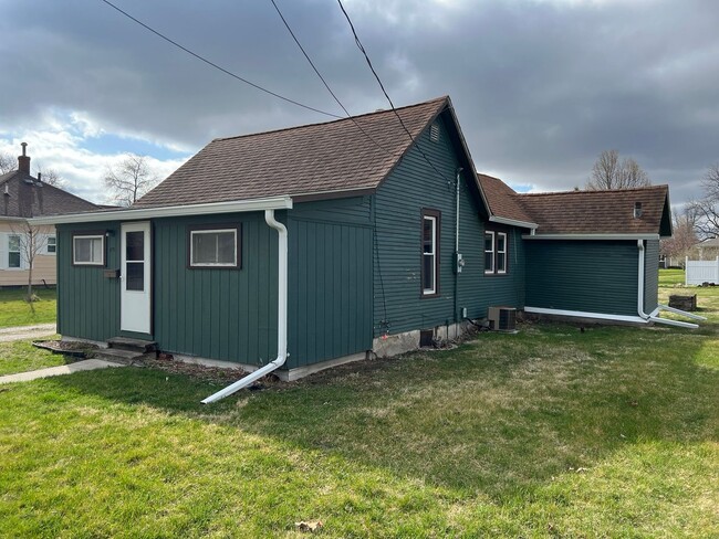 Foto del edificio - 2 bedroom house, huge 2 car garage, large ...