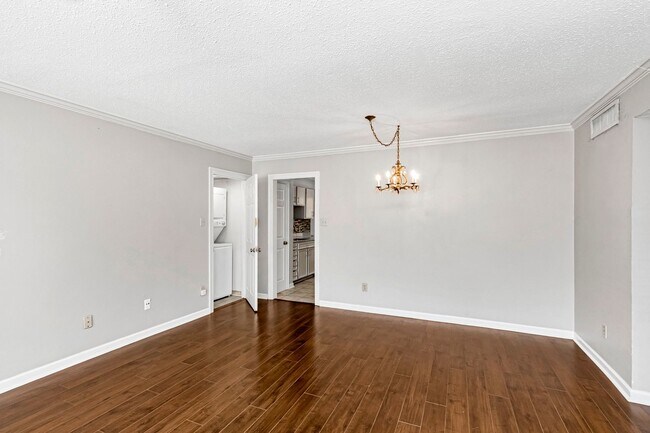 Foto del edificio - 3 Bedroom Townhome off Lobdell Near Towne Center| Community  Pool