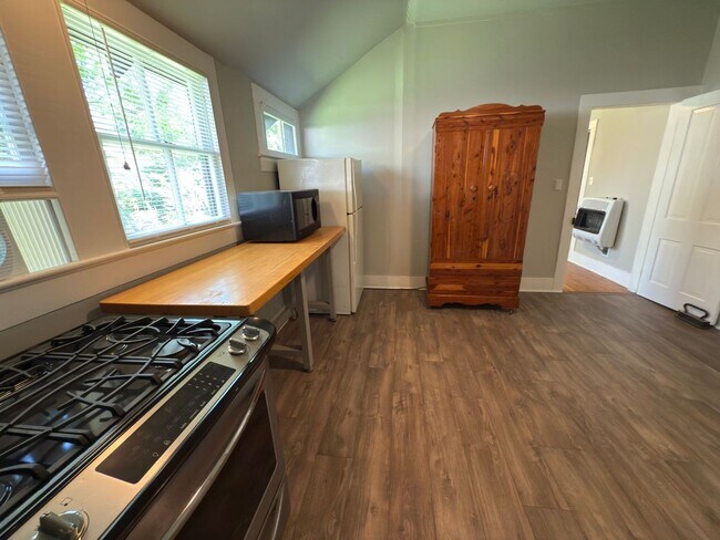 Foto del edificio - Cozy Cottage Retreat with Hardwood Floors ...
