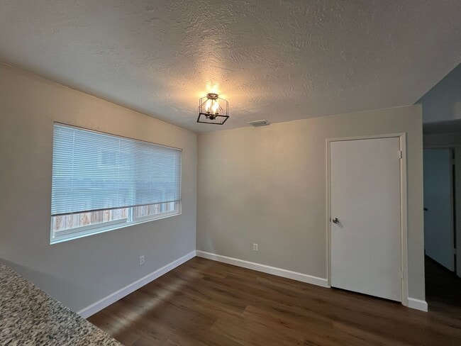 Building Photo - 470 Java St