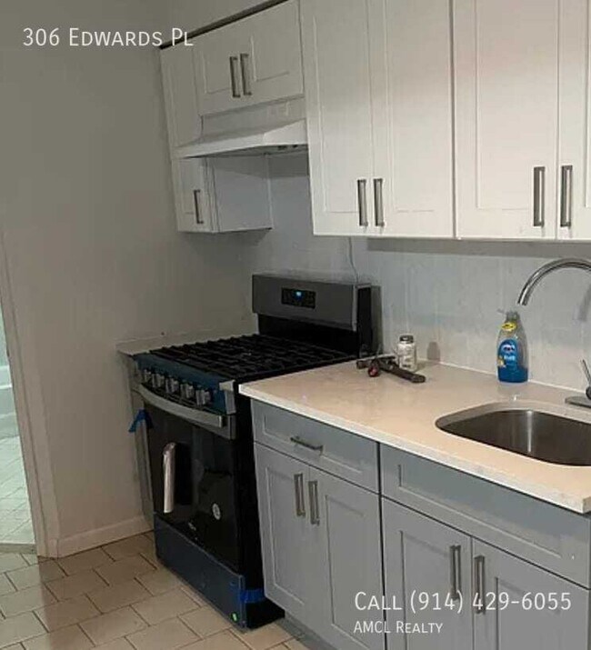 Foto del edificio - 306 Edwards Pl