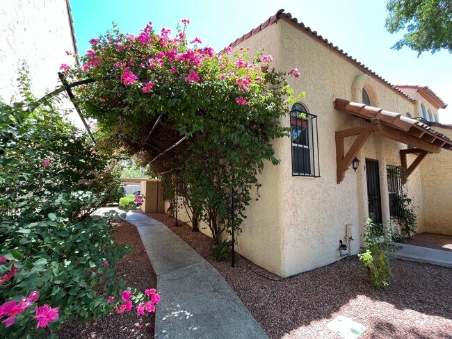 Foto del edificio - Quirky & Special Two Bedroom Townhome in B...