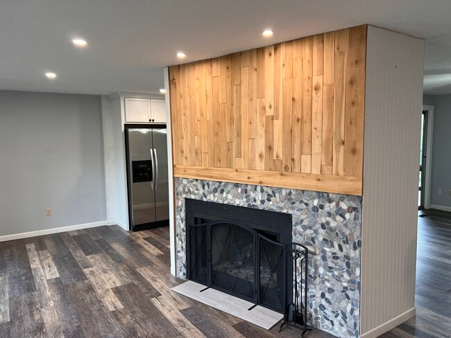 Building Photo - 891 NE Bunyard Pl