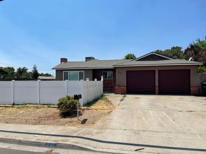 Primary Photo - Oakdale Spacious 4 Bedroom 2 Bath Home