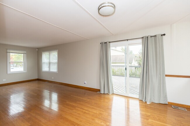 Building Photo - 821 Oakwood Dr