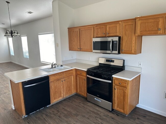 Building Photo - 1404 Bradley Ct