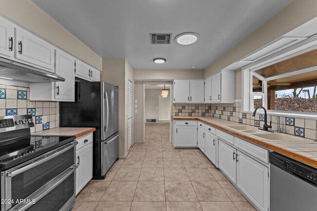 Building Photo - 1605 N Little Stonehedge Ranch Rd