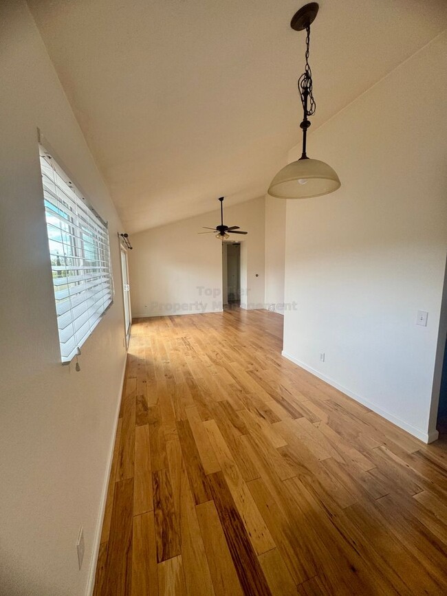 Building Photo - Charming single level 2 bed, 1 bath with b...