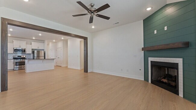 Foto del edificio - "Superb 4-Bed Oasis with Granite Elegance & a Cozy Fireplace in Fayetteville!"