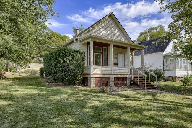 Building Photo - Comfortable 2-Bedroom Home Waiting for you