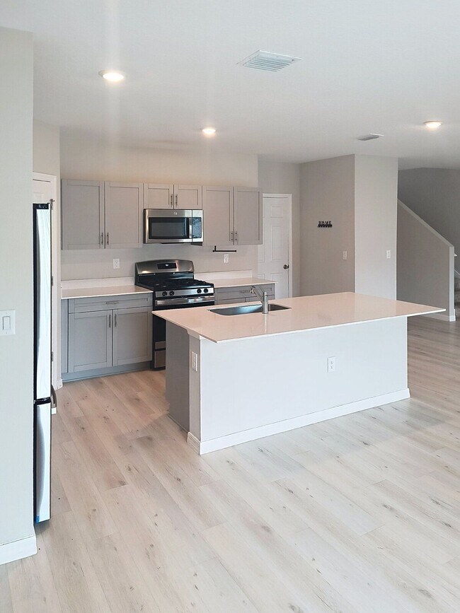 Building Photo - 12937 Camarillo Pl