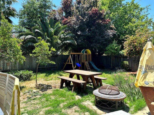 Foto del edificio - Spacious 4-Bedroom Home with Solar in Prim...