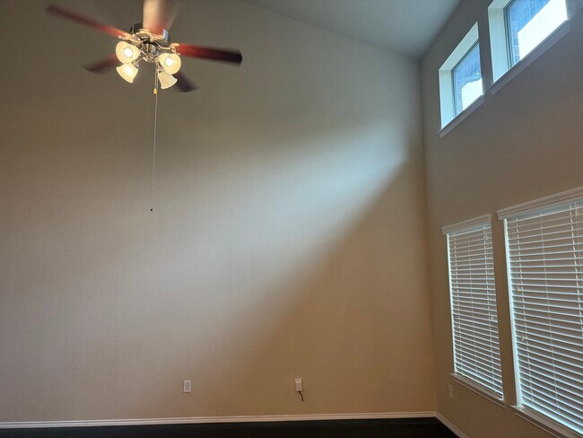 Sala de estar - 333 Phoebe Dr