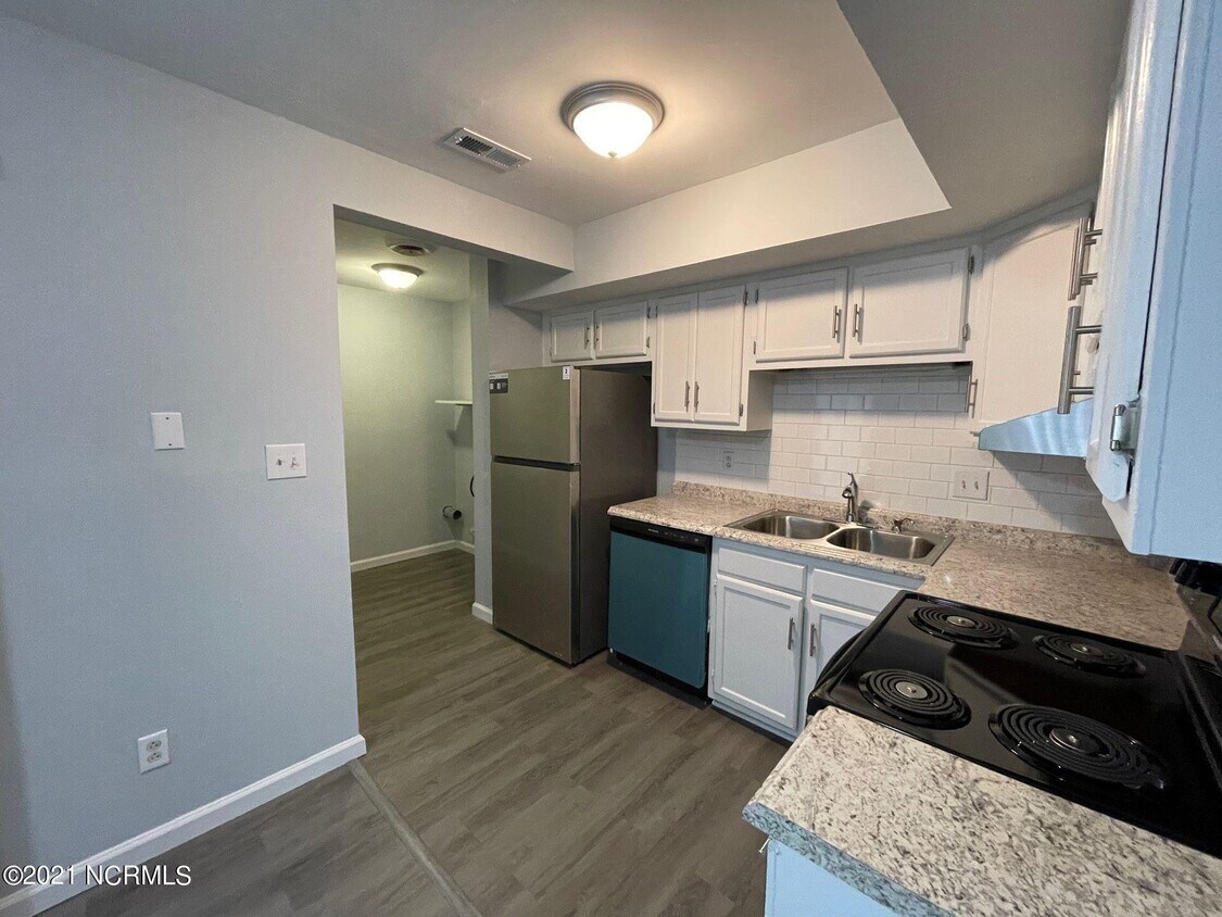 412 Myrtlewood Cir, Jacksonville, NC 28546 Townhome Rentals in